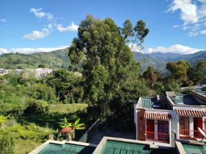 een uitzicht op de bergen vanuit een huis bij Orquidia 12 in Salento