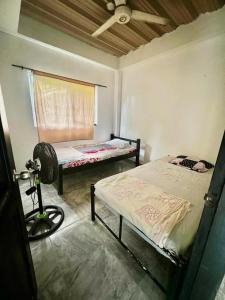 1 Schlafzimmer mit 2 Betten und einem Fenster in der Unterkunft Apartamentos Coveñas in Coveñas