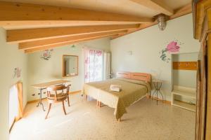 A Casa Di Maria في كومو: غرفة نوم بسرير وطاولة ومكتب