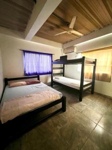 1 Schlafzimmer mit 2 Etagenbetten und einem Fenster in der Unterkunft Apartamentos Coveñas in Coveñas