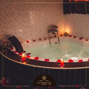 bañera con grifo y velas en HOTEL LAS TERRAZAS INN, en Andahuaylas