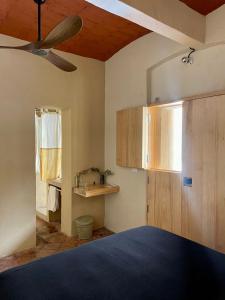 Habitación con cama y ventilador de techo. en CASA PENUMBRA- Centro Oaxaca en Oaxaca de Juárez