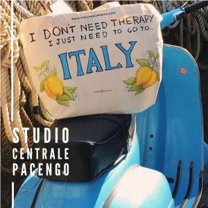 a bottle of wine on top of a blender at Studio Centrale Pacengo di Lazise in Lazise +44 photos