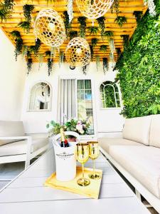 - une terrasse avec deux verres de vin sur une table dans l'établissement Luxury villa Fanabe with private garden, à Adeje