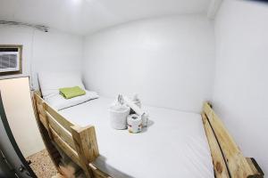 um pequeno quarto com duas camas em Dickem's Transient House em Cebu