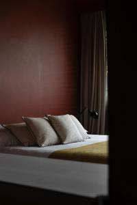 łóżko z dwoma poduszkami na górze w obiekcie 2bis chambres d'hôtes w mieście Montreuil-sur-Mer