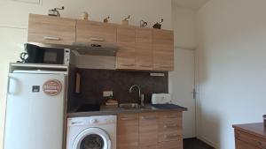 a kitchen with a sink and a washing machine at Hypercentre Nice Jean Medecin in Nice +9 photos