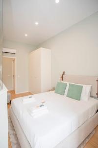Tempat tidur dalam kamar di Liiiving in Porto - Sweet Sunlight Apartment