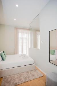 Giường trong phòng chung tại Liiiving in Porto - Sweet Sunlight Apartment