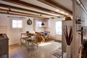 ラ・ガリガにあるEl Til·lerのテーブルと椅子のあるキッチンとダイニングルーム +22枚の写真