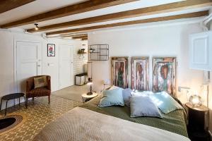 ラ・ガリガにあるEl Til·lerの部屋の中に大きなベッドがある寝室