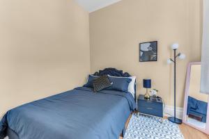 a bedroom with a blue bed in a room at Charming 2Bd in Brooklyn Heights in Brooklyn
