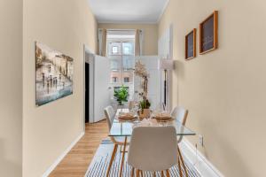 a dining room with a glass table and chairs at Charming 2Bd in Brooklyn Heights in Brooklyn