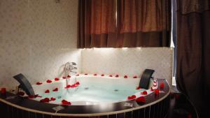 y baño con bañera llena de corazones rojos. en HOTEL LAS TERRAZAS INN, en Andahuaylas