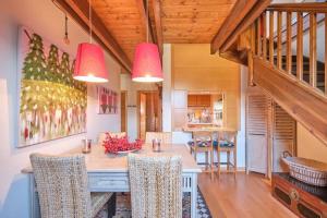 a dining room with a table and chairs at Ático Dúplex Garaje y Wifi Gratis Panticosa in Panticosa