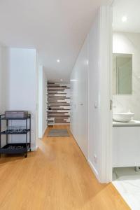 uma casa de banho branca com um lavatório e uma escada em Charming Beach Retreat by MP na Madalena