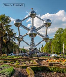 een uitzicht op het grote wiel in een park bij Furnished - Bright, Modern apartment in Brussels, 15 minutes walk from the Atomium in Brussel