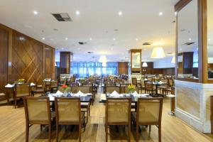 a restaurant with tables and chairs in a room at Windsor Marapendi Hotel in Rio de Janeiro