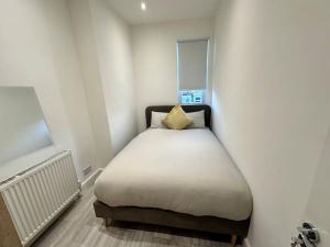 a small bedroom with a bed in the corner at 3 bed Hackney/Harringay Flat in London