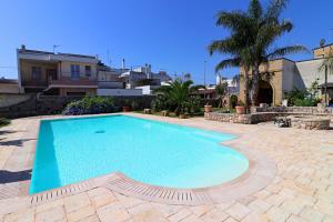 ein großer blauer Pool im Hof in der Unterkunft Villa Alida - Con Ampio Giardino E Piscina Privata Nel Salento in Andrano