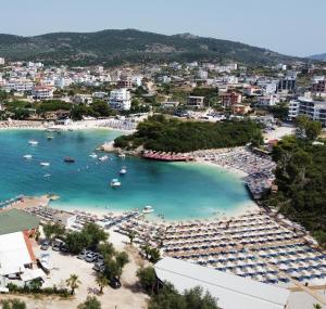 Una vista de una playa con barcos en el agua. en Guesthouse Siars, en Ksamil