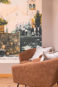 una sala de estar con sofá y una pintura en la pared en Hotel Sveta Ana, en Donji Humac