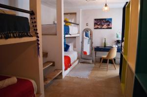 una camera da letto con un letto e una scrivania in una stanza di Hotel Vinahel a San Cristóbal de Las Casas