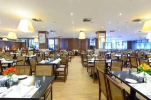 a dining room with tables and chairs at Windsor Marapendi Hotel in Rio de Janeiro