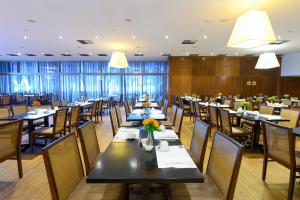 a large dining room with tables and chairs at Windsor Marapendi Hotel in Rio de Janeiro