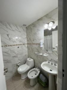 ザパラにあるDel Camino. Hospedaje Temporalの白いバスルーム(トイレ、シンク付)