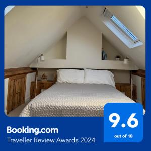 een slaapkamer met een bed op zolder bij Red Brick House in Yeovil