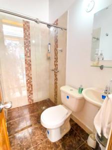 y baño con aseo y lavamanos. en Casa cómoda en Rionegro Antioquia, en Rionegro