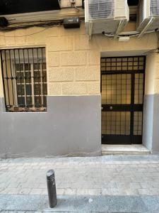 un edificio con dos puertas y un poste en la acera en New Piso Centrico para 7pax a 2 min andando de Gran Via, en Madrid