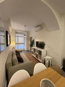 sala de estar con sofá y TV en New Piso Centrico para 7pax a 2 min andando de Gran Via, en Madrid