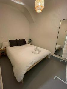 1 dormitorio con 1 cama blanca grande y espejo en New Piso Centrico para 7pax a 2 min andando de Gran Via, en Madrid