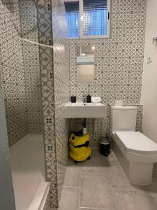 y baño con lavabo blanco y aseo. en New Piso Centrico para 7pax a 2 min andando de Gran Via, en Madrid