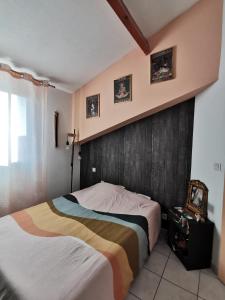 - une chambre avec 2 lits dans l'établissement Maison Cosy 6 couchages à 700 mètres de la plage, à Torreilles