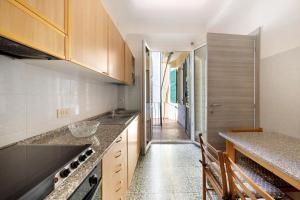 una cocina con fregadero y encimera en Casa Febe, en Levanto 15 fotos más