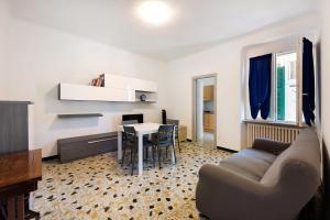 una sala de estar con un sofá y una mesa en Casa Febe, en Levanto