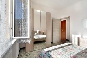 1 dormitorio con espejo y 1 cama en Casa Febe, en Levanto