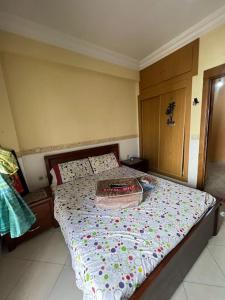 Una cama o camas en una habitación de Appartement 2 Chambres à Malabata