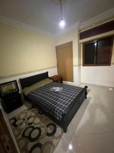 1 dormitorio con 1 cama en el centro de una habitación en Appartement 2 Chambres à Malabata en Tánger