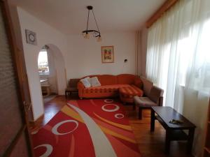 uma sala de estar com um sofá e uma mesa em Gabriella Ház em Szólád