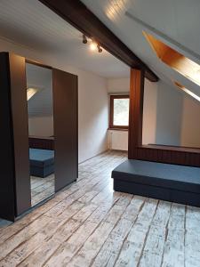 pusty pokój z lustrami i drewnianą podłogą w obiekcie MARLEN w Uściu nad Łabą