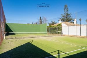 a tennis court with a net on top of it at Apartamento mi Gitana in La Jara