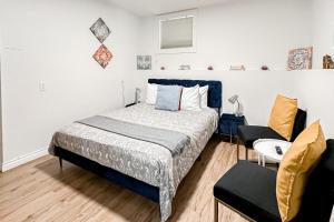 um quarto com uma cama e uma cadeira em Ballard Bliss Studio em Seattle