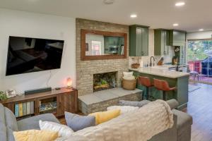 TV a/nebo společenská místnost v ubytování Cozy Wrightwood Cabin Family and Pet Friendly!