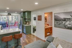uma cozinha e sala de estar com armários verdes em Cozy Wrightwood Cabin Family and Pet Friendly! em Wrightwood