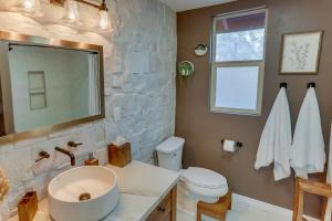 Kupatilo u objektu Cozy Wrightwood Cabin Family and Pet Friendly!