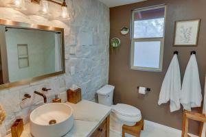 Koupelna v ubytování Cozy Wrightwood Cabin Family and Pet Friendly!